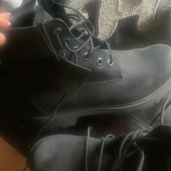 These gently work timberland boots are nice and comfortable. It’s a size 7.5. - Picture 2 of 2